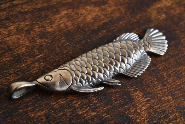 熱帯魚好きのプレゼントに最適！アロワナのネックレス | 釣り針